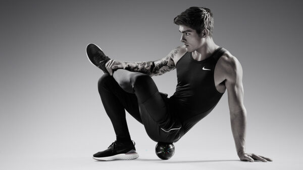 pilka-wibracyjna-hyperice-czarna-masaz-posladkow