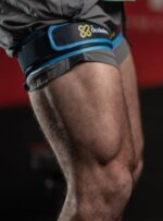 Sportowiec z mankietem okluzyjnym Occlusion Cuff Pro założonym na udo, zbliżenie